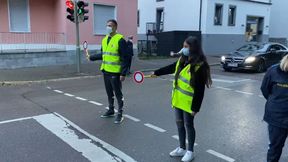 Rafał Gikiewicz wszedł na jezdnię z lizakiem. Pomógł policjantom [WIDEO]