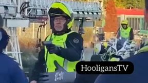 Dramatyczne sceny po meczu. Policjant celował do kibiców z pistoletu [WIDEO]