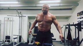 "Maszyna". Wideo "Pudziana" z "mięśniem piwnym" robi furorę