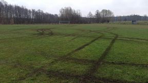 Wandalizm na boisku. Urządzono na nim "plac manewrowy"