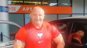 Pudzianowski jedzie na mecz w koszulce kadry. Napis na plecach to hit