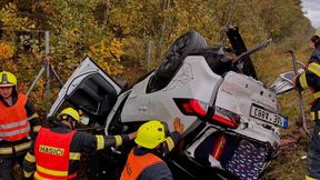 Auto kilkukrotnie dachowało. Poważny wypadek byłego zawodnika KSW