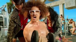 Z największych scen na tenisowy kort. Redfoo chwycił za rakietę