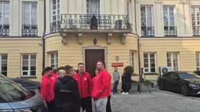 Niecodzienne sceny przed siedzibą ministerstwa. Protestowali... reprezentanci Polski