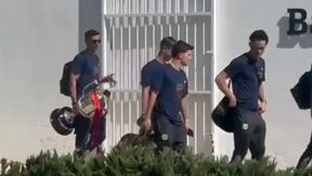 Piłkarze Barcy nagrani po wyjściu z hotelu. Zobacz, kto niósł puchar