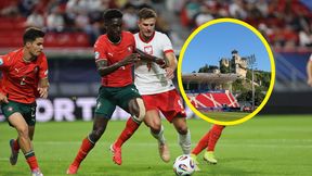 Na tym stadionie grają Polacy. Piłkarze mają... niezwykły widok