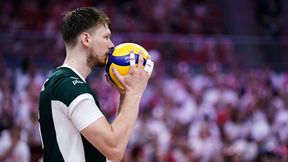 Przejął opaskę i zaskoczył. "Nie jestem kapitanem"