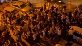 To nie było miłe powitanie. Zobacz, co zrobili Serbowie pod hotelem Jagiellonii