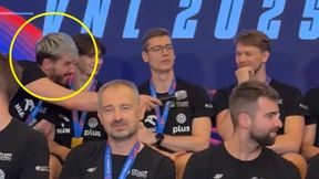 Sceny na lotnisku. Fornal chwycił za mikrofon. "Ja mam pytanie"