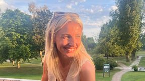 Pojechała na wakacje ze swoją dziewczyną. Zdjęcia w sieci