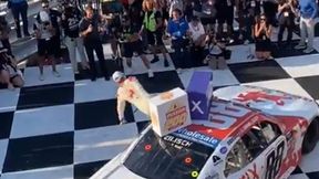 Wszedł na samochód, by świętować. Wylądował w szpitalu