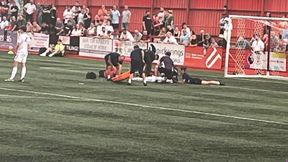 Dramatyczne sceny. Mecz przerwany. 19-latek zniesiony na noszach