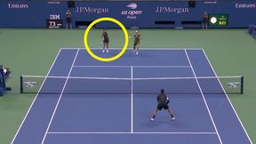 Świątek już zmierzała do piłki i nagle musiała się odsunąć. Sceny na korcie