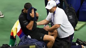 Trzy sety, dwie interwencje medyczne i jeden sukces. Novak Djoković w ćwierćfinale