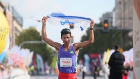 Wbiegł na metę w Warszawie z flagą Izraela. Reakcja komentatora