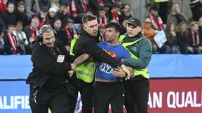 Przerwał mecz Izraela. Uwagę zwraca napis na jego koszulce