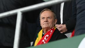 Zdjęcie szybko obiegło sieć. Oto z kim sfotografował się Tusk na meczu
