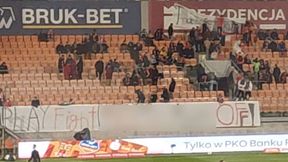 Dosadniej się nie da. Taki baner pojawił się na meczu Ekstraklasy