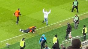 Kibic wbiegł na murawę w Warszawie. Oto co "wyprawiała" ochrona