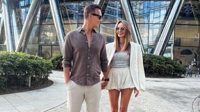 Kończy 45 lat. Ma sporo młodszą żonę