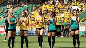 Cheerleaderki GKS Katowice strzelają rzuty karne