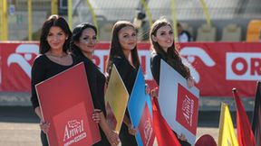 Żużel. Podprowadzające podczas ostatnich zawodów żużlowych (galeria)