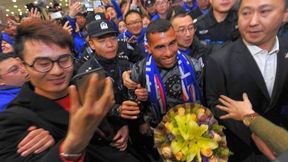 Szaleństwo w Chinach. Tevez powitany przez setki fanów