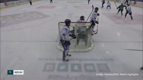 #dziejesiewsporcie: zawodnik z krążkiem w spodniach chciał zdobyć gola. Niecodzienna sytuacja w hokeju