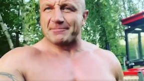 Pudzianowski pokazał swoje czerwone Porsche. Uśmiejesz się do łez