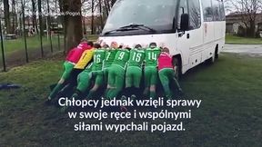 #dziejesiewsporcie: bus utknął w błocie, a wtedy piłkarze... Zobacz to sam!