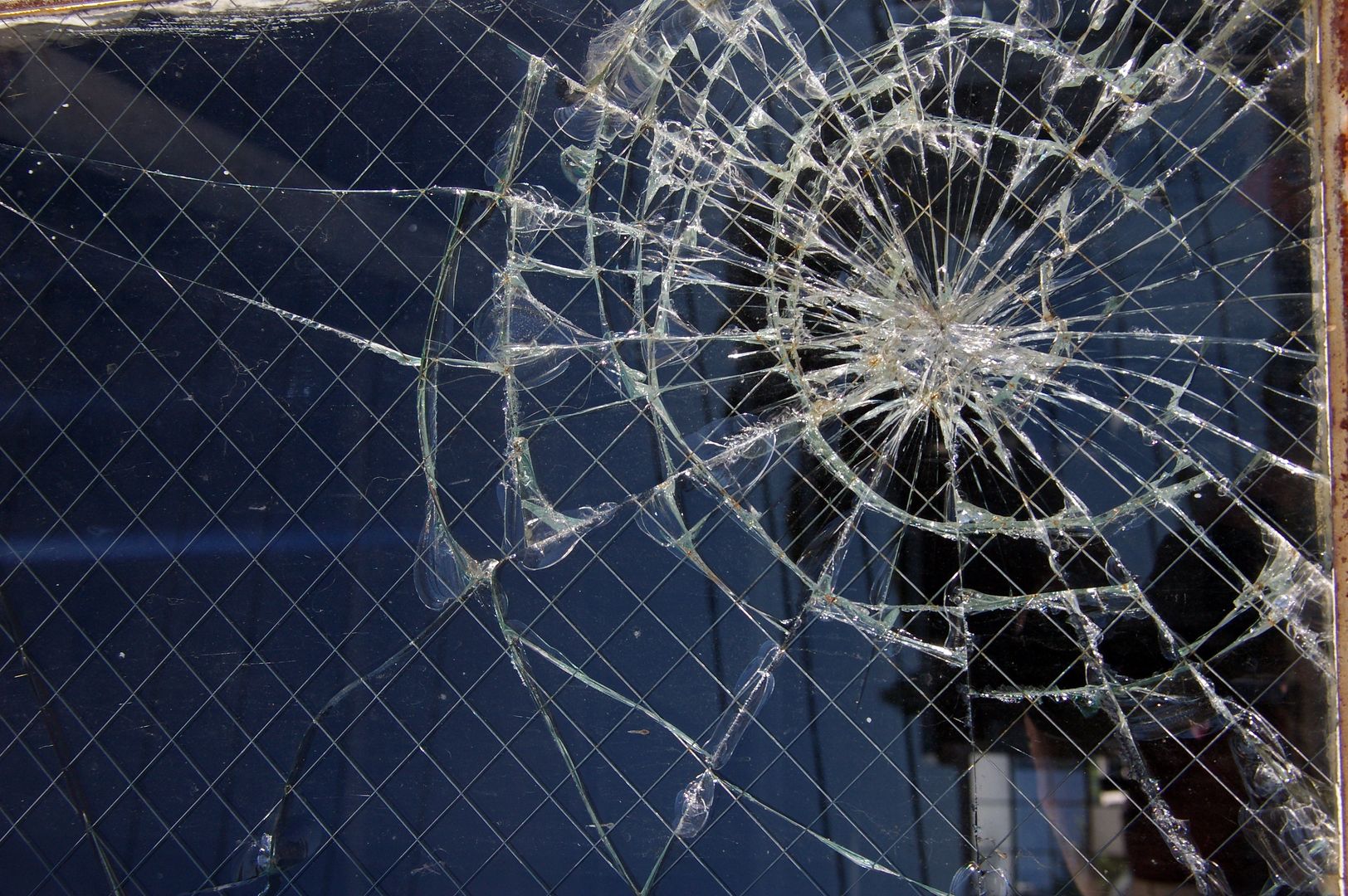 Разбитый экран. Референс разбитого стекла. Разбивающееся стекло. Треснутое стекло. Разбитое стекло.