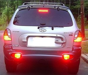 Konfiguracja nr 3: oba świecące tylne klosze przeciwmgielne należą obecnie do rzadkości i tylko nieliczni producenci aut je stosują. Jednym z nich jest koncern Hyundai — na zdjęciu popularny model Santa Fe.