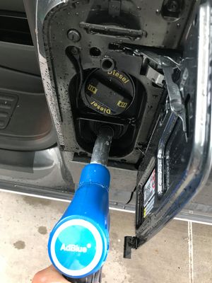 Najlepiej, gdy samochód ma wlew AdBlue przy wlewie paliwa. Można wówczas korzystać z dystrybutora.