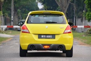 Konfiguracja nr 4: pojedyncze światło przeciwmgłowe umieszczone centralnie. Rzadko spotykane rozwiązanie, zastosowane po raz pierwszy w Peugeot 206, a później m.in. w widocznym na zdjęciu Suzuki Swift III.