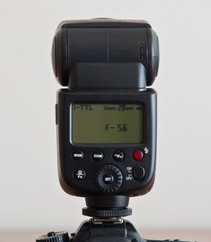 Prostota obsługi i wyświetlacza ułatwia pracę, ale też może kłuć w oczy osoby przyzwyczajone do wyrafinowanych lamp w rodzaju choćby firmowego SB-910. Klawisze trybu pracy, zooma, sterowania bezprzewodowego oraz podświetlania / menu plus pokrętło sterujące - i to wszystko! Dodam tylko, że bezprzewodowe sterowanie Strobossa jest w pełni zgodne z systemem CLS Nikona.
© Paweł Baldwin