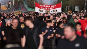 Ubrali się jak na pogrzeb. Sceny na meczu Manchesteru United