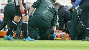 Chwile grozy w meczu Premier League. Piłkarz zniesiony na noszach
