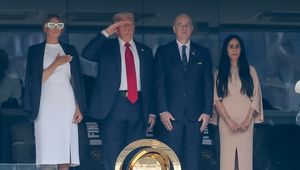 Przypatrz się dobrze, kto stał obok Trumpa
