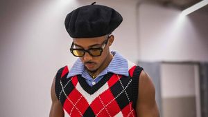 Poznajecie? To nie artysta czy projektant mody. Gra z Lewandowskim