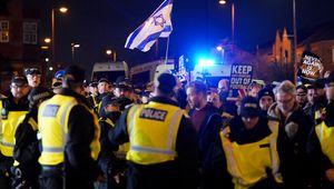 Sceny przed meczem Izraelczyków. Są aresztowani