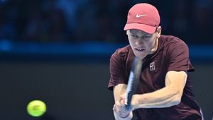 Jannik Sinner nie zawiódł na otwarcie. Kontuzja rywala pomogła Włochowi