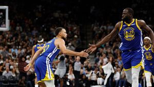 Szalony mecz i finisz. Curry znów zrobił to Spurs i Sochanowi!