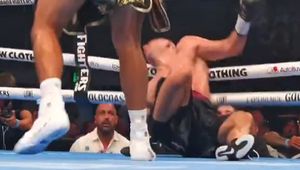 Potworny nokaut. Padł nieprzytomny na liny [WIDEO]