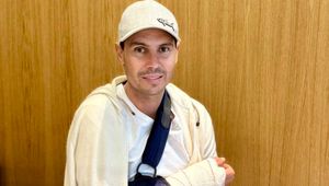 Pokazał rękę w gipsie. Nie mógł sobie odmówić żartu