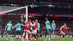 Męczarnie Arsenalu z czerwoną latarnią. Zdecydowały dwa gole samobójcze