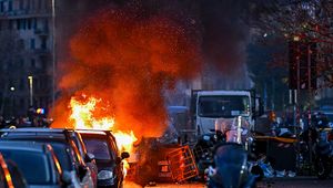 Zadyma kiboli przed meczem drużyny Zielińskiego. Policjanci doznali obrażeń