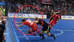 Skandaliczne sceny. Cisnął rywala o bandę