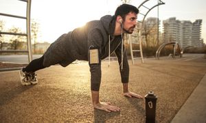 3 treningi cardio, które wykonasz w domu. Spalają więcej kalorii niż bieganie
