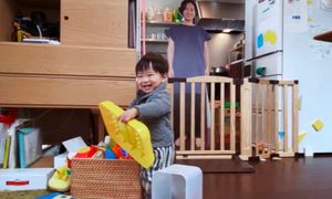 Mama z Japonii znalazła ciekawy sposób, aby synek nie płakał, gdy ona wychodzi