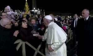 Papież Franciszek stracił cierpliwość i uderzył kobietę. Nagranie z Watykanu obiegło cały świat